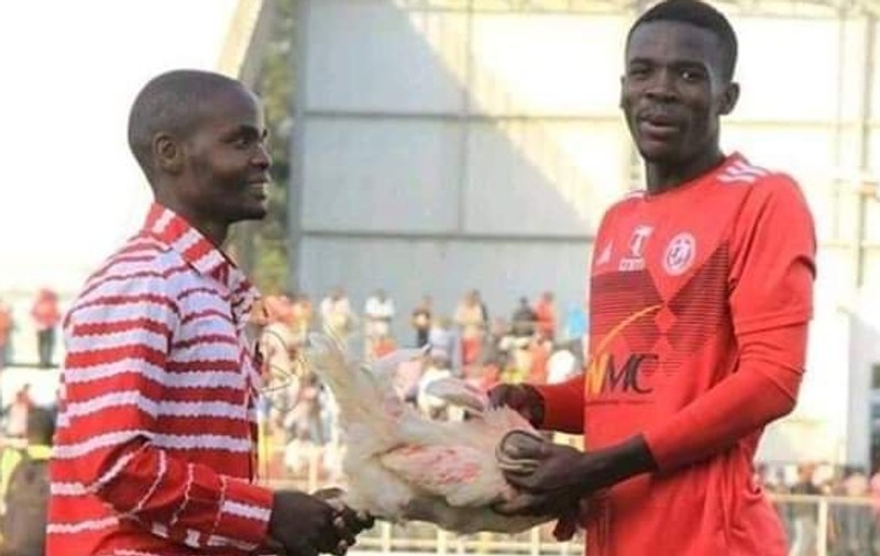 Un fotbalist care a fost cel mai bun de pe teren a primit drept premiu o găină vie!