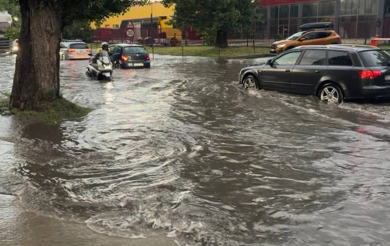 Un bărbat a ieșit la plimbare cu un caiac în Chiajna, după furtuna de vineri. Bucureștiul, sub apă din cauza canalizărilor