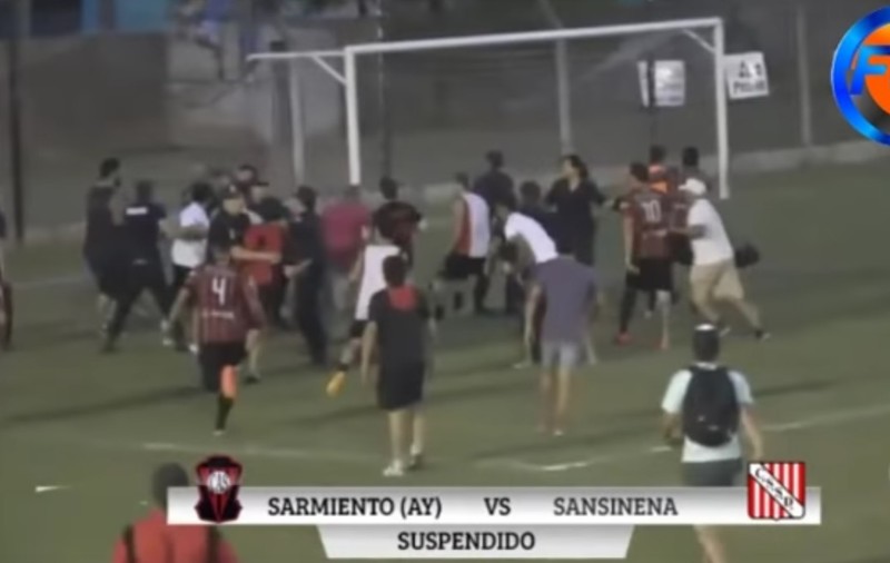 Un arbitru a fost bătut crunt pentru că n-a dat un penalty! Imaginile sunt halucinante | VIDEO