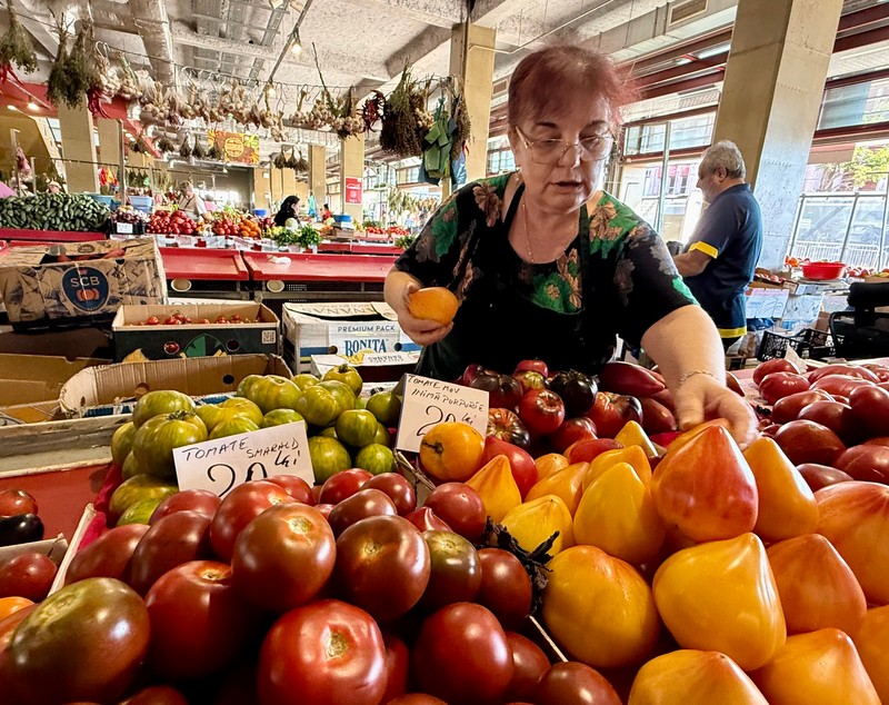 Toată lumea se oprește la această tarabă cu roșii din Piața Obor. Cât costă kilogramul de roșii negre, galbene și portocalii