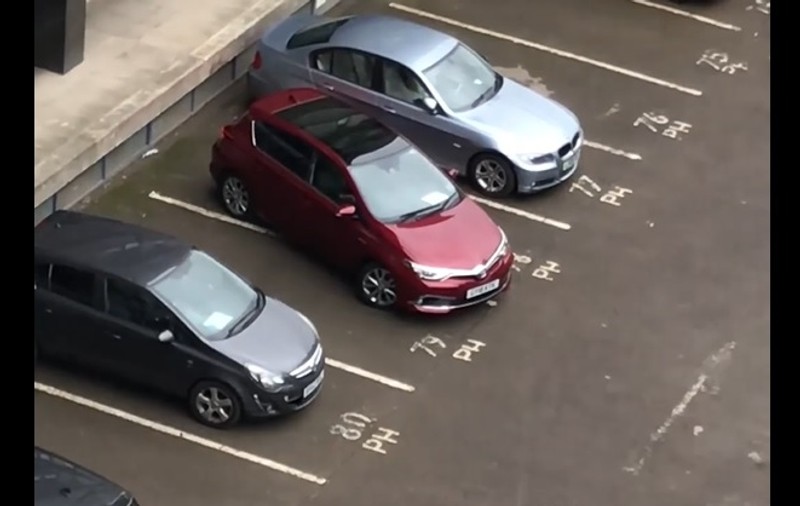 Un român a filmat cel mai slab șofer din UK. 8 minute ca să parcheze mașina cu spatele pe două locuri libere