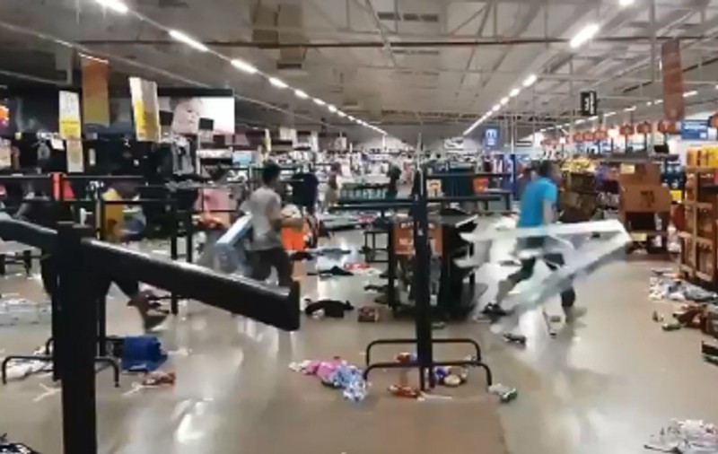 VIDEO / Anarhie în plină pandemie. Un hypermarket din Mexic a fost spart de localnici, iar fiecare a furat ce a putut