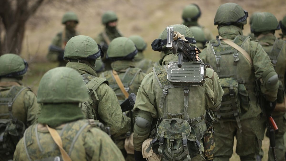 Mia mulți militari ruși merg în coloană spre o poziție defensivă pe care urmează să o ocupe în Ucraina