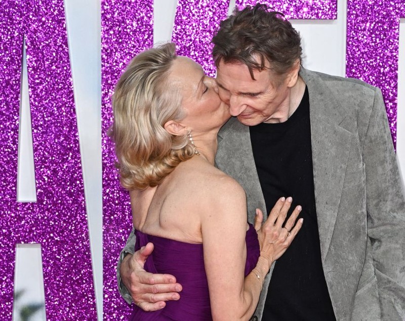 Liam Neeson, dat de gol despre presupusa idilă cu Pamela Anderson. Actorii par să fie la începutul unei povești romantice