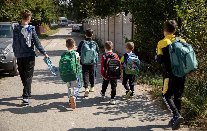 România are mai mulți copii la risc de sărăcie decât Kosovo. Pandemia a ridicat numărul la 1,5 milioane