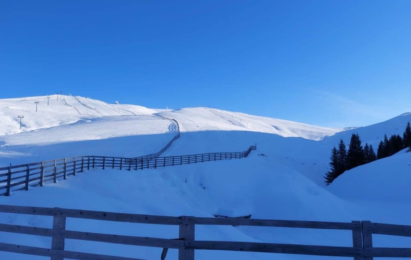 Sezonul de schi în Sinaia se deschide parțial de miercuri. Care sunt prețurile