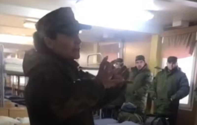 „Nu mai sunt garouri. Cereți soțiilor să vă trimită tampoane!”. Dialogul dintre un ofițer de recrutare și rușii mobilizați în sud-estul țării