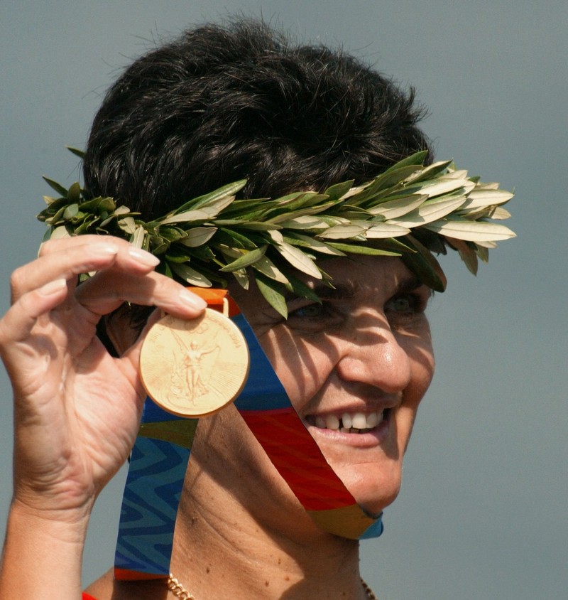 Elisabeta Lipă la una dintre ceremoniile de premiere de la Jocurile Olimpice Atena 2004. Foto: Profimedia