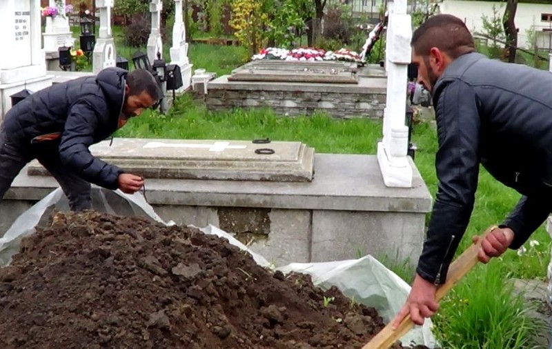 Bătrân de 79 de ani, amendat cu 60.000 de lei pentru că își săpa cavoul cu doi muncitori