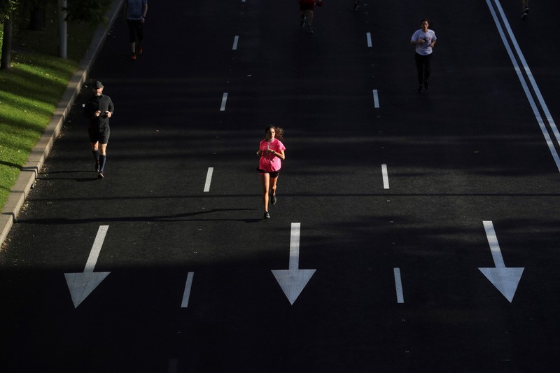 Alergători pe „Paseo de la Castellana” din Madrid, 10 mai 2020. EPA-EFE/JUANJO MARTIN