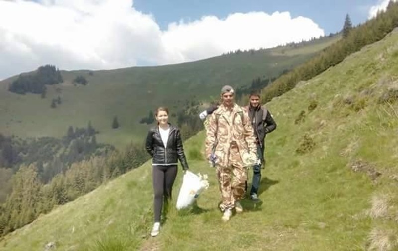 Bătaie de joc! Turiștii fură narcise din aria protejată cu PLASA!