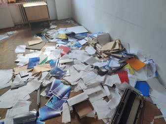 Cărțile, lucrările, documentele și dosarele au fost scoase din dulapuri