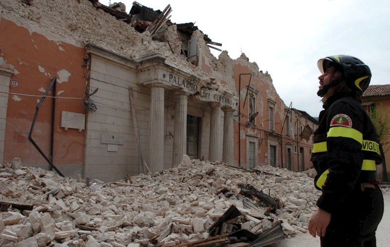 Italienii care au rămas fără casă în urma seismului din Abruzzo au ieşit în stradă