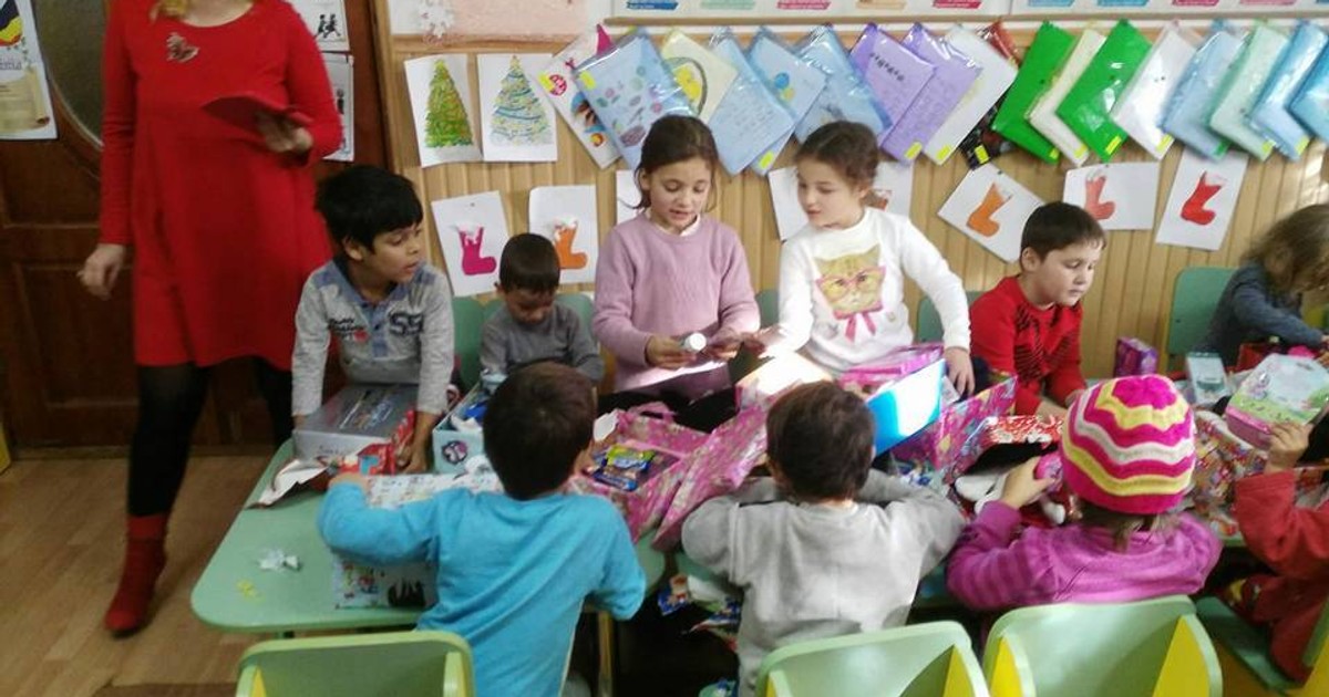 De la gustul amar al sărăciei la bucuria pentru zâmbetele înflorite pe chipurile copiilor pe care îi ajută