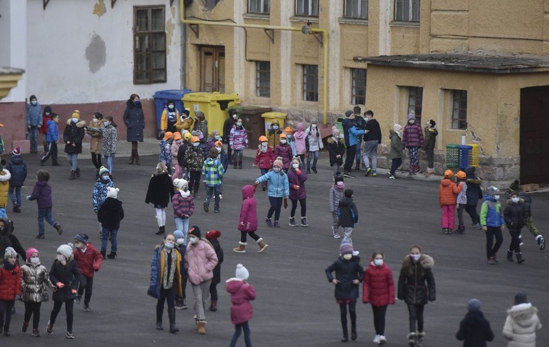 Sorin Cîmpeanu spune că se ia în calcul renunțarea la masca de protecție în timpul orelor de educație fizică