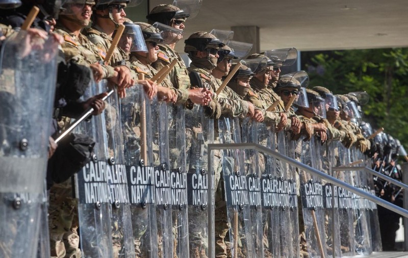 Los Angeles, sub asediu militar. Donald Trump trimite pușcașii marini, guvernatorul Californiei îndeamnă rezistența: „Ridicați-vă față de Trump. Nu-i cedați” | VIDEO