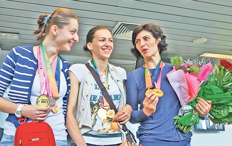 La sosirea în țară, Simona Alexandru, campioană mondială la spadă: «Suntem pline de vânătăi»