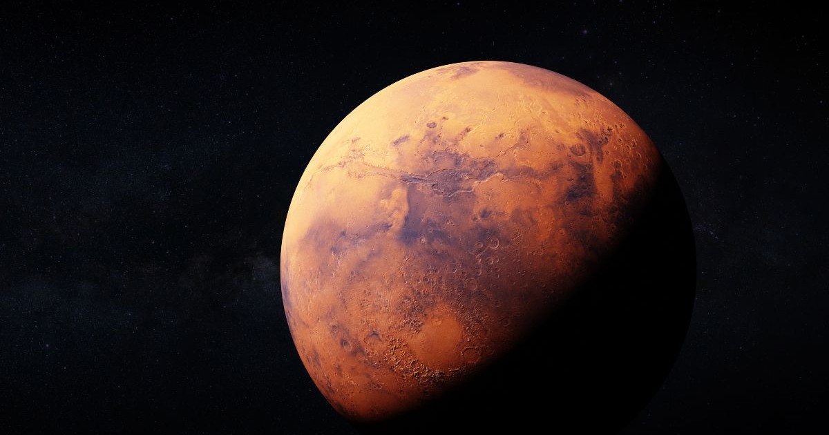 randare realistica a planetei Marte. jumătatea de sus a planetei are o culoare roșie și este luminată iar jumătatea de jos apare întunecată. fundal imaginii este negru