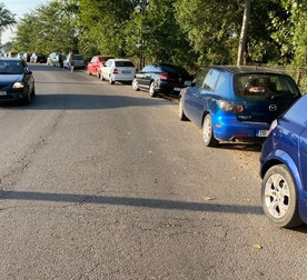 Zeci de mașini au fost parcate pe marginea drumului, la petrecerea din comuna teleormăneană