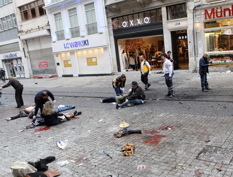epa05220012 Medics try to help wounded people after an explosion in Istiklal Street in Istanbul, Turkey, 19 March 2016. The exploison which happened near Taksim Square in Istiklal Street, killed at least four people and injured 20 others, according to latest reports of local media. EPA/STR ATTENTION EDITORS : PICTURE CONTAINS GRAPHIC CONTENT