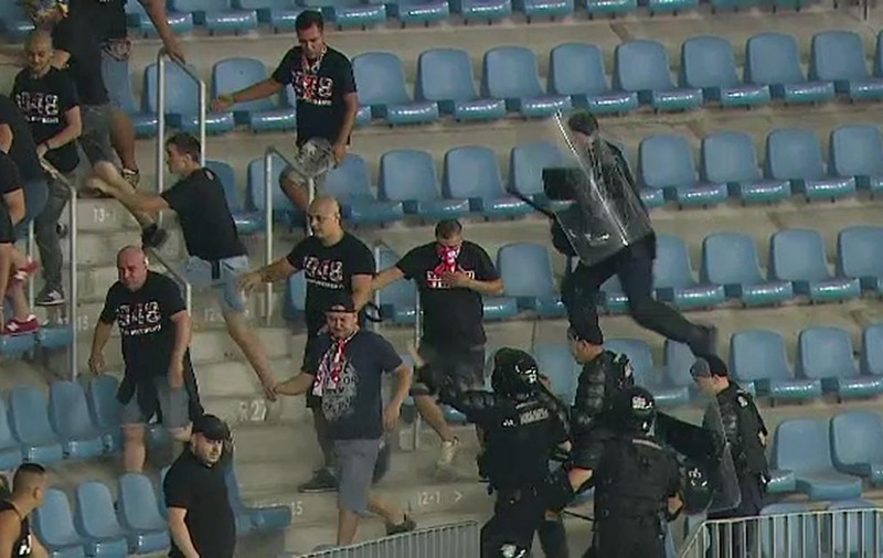 Bătăi pe stadion între suporterii Craiovei și cei dinamoviști. Fanii oaspeților, depistați cu lanțuri, cuțite și droguri
