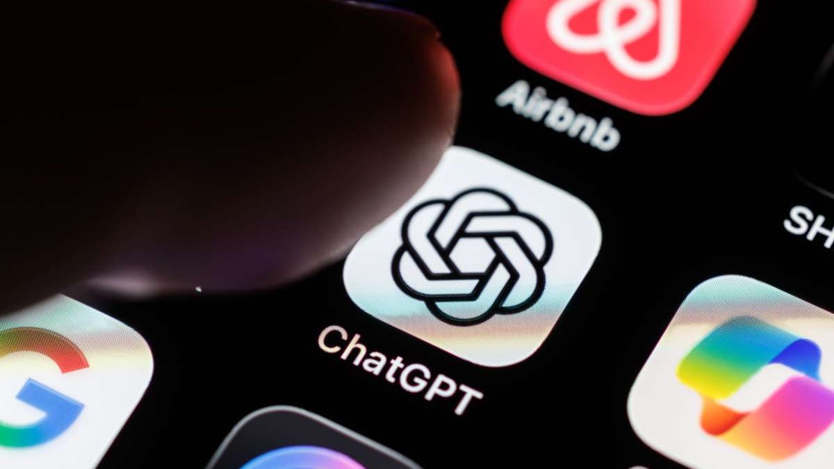 Iconița aplicației ChatGPT, pe ecranul unui iPhone.