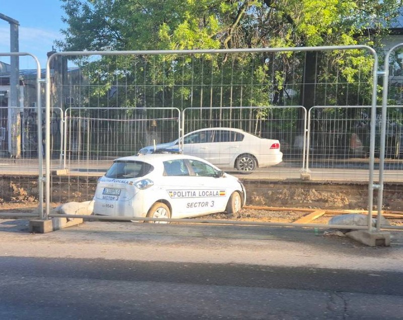 Mașină a Poliției Locale Sector 3 din București, subiect de glume pe internet după ce a rămas împotmolită pe șantierul de pe Bulevardul Basarabia: „Cine îi amendează pentru parcare neregulamentară?”