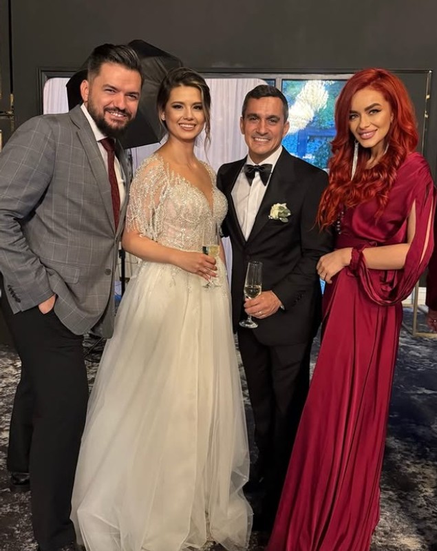 Imagini de la nunta lui Marian Drăgulescu cu Simona Carmen. Mireasa a purtat o rochie 2 în 1, iar mirele a arătat elegant în negru