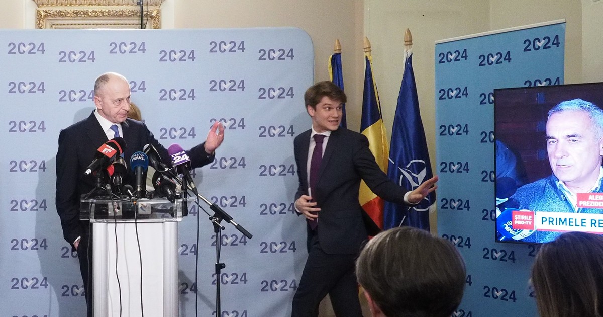 Mircea Geoană urmărește, la propriul sediu de campanie, discursul lui Călin Georgescu, la scurt timp după prezentarea exit-poll-urilor, în seara zilei de 24 noiembrie Foto: Ionuț Mureșan