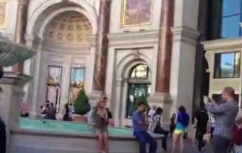 BLONDĂ AUTENTICĂ! Uite ce a păţit, încercând să stea la poză | VIDEO