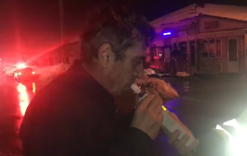 Un polițist beat din Alexandria a intrat cu mașina într-un microbuz. S-a chinuit să sufle în etilotest mai multe minute