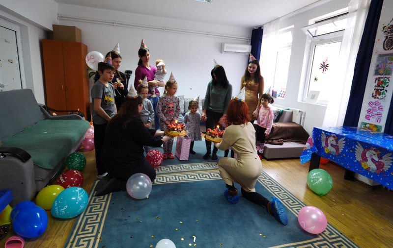 Două fetiţe de 4 ani, aduse dintr-un centru maternal din Odesa, şi-au sărbătorit ziua de naştere în Bucureşti. „Un strop de bine într-o mare de rău”