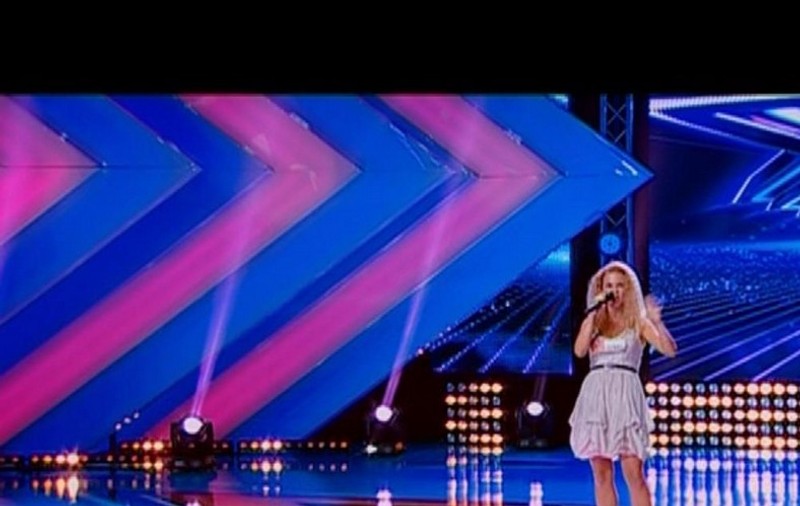 X FACTOR | Ea este CONCURENTA MULTITALENTATĂ! Are SUPERVOCE şi îşi face SINGURĂ hainele de SCENĂ! Uite CUM i-au DAT JURAŢII PALPITAŢII! FOTO