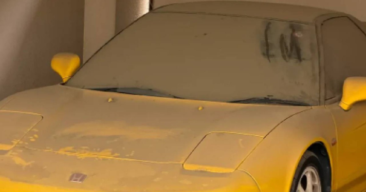 O mașină Honda NSX-R plină de praf, într-un garaj subteran din Tokyo