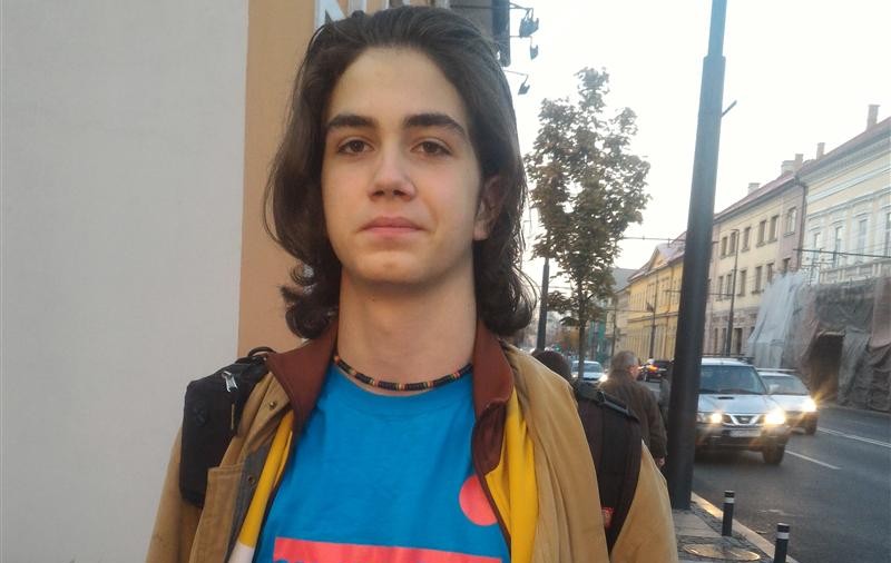 Tudor Helgiu, elevul din Cluj trimis acasă din cauza părului lung, a mers la școală netuns