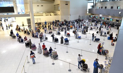 Fluxul trebuie supravegheat în aeroporturi, iar călătorii trebuie să păstreze distanța între ei