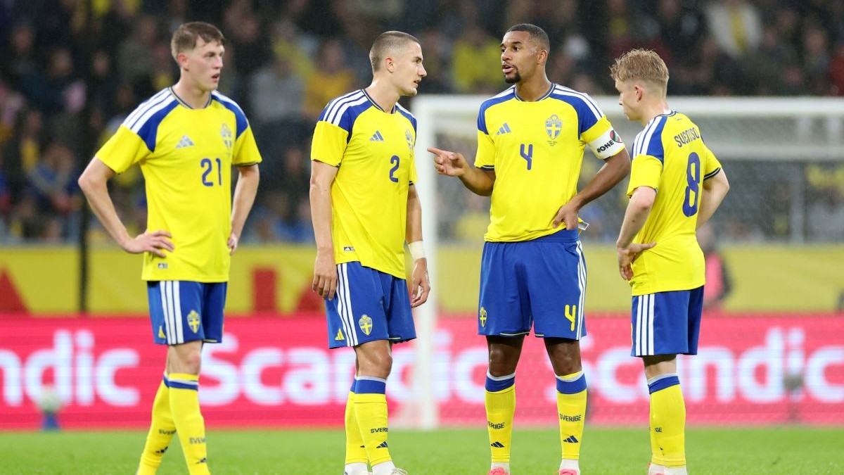 SOLNA, SWEDEN - JUNE 04: Isak Hien of Sweden (2R) interacts with teammates Alexander Bernhardsson (L), Gustaf Lagerbielke and Daniel Svensson (R) during the international friendly match between Sweden and Greece at Strawberry Arena on June 04, 2026 in Solna, Sweden. (Photo by Linnea Rheborg/Getty Images)