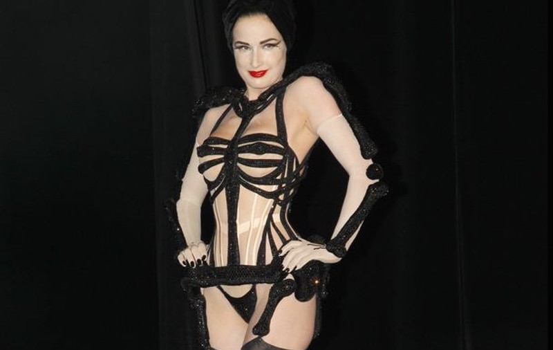 Dita Von Teese: ”Nu înţeleg de ce vedetele plătesc alţi oameni pentru a le îmbrăca”