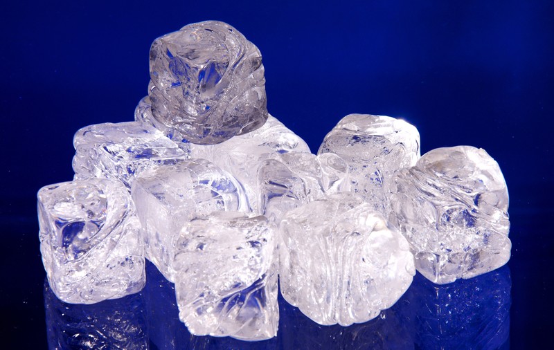 Cuburile de gheaţă te scapă de riduri