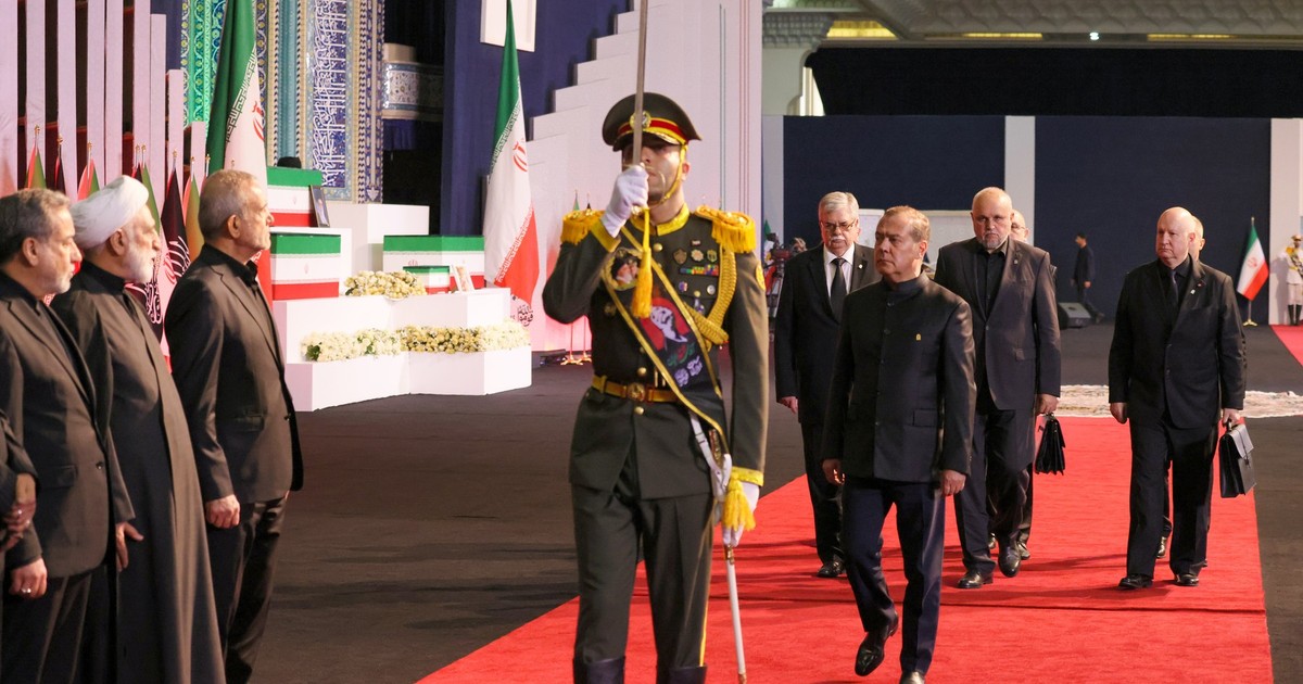 Dmitri Medvedev, la funeraliile lui Ali Khamenei, unde este prezent și președintele iranian Massoud Pezeshkian Foto: Profimedia