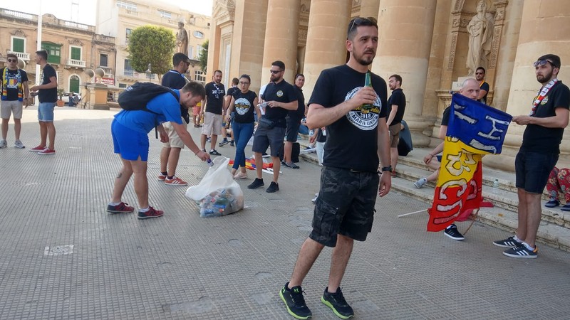Fanii români au strâns într-un sac sticlele golite în fața Domului din Mosta
