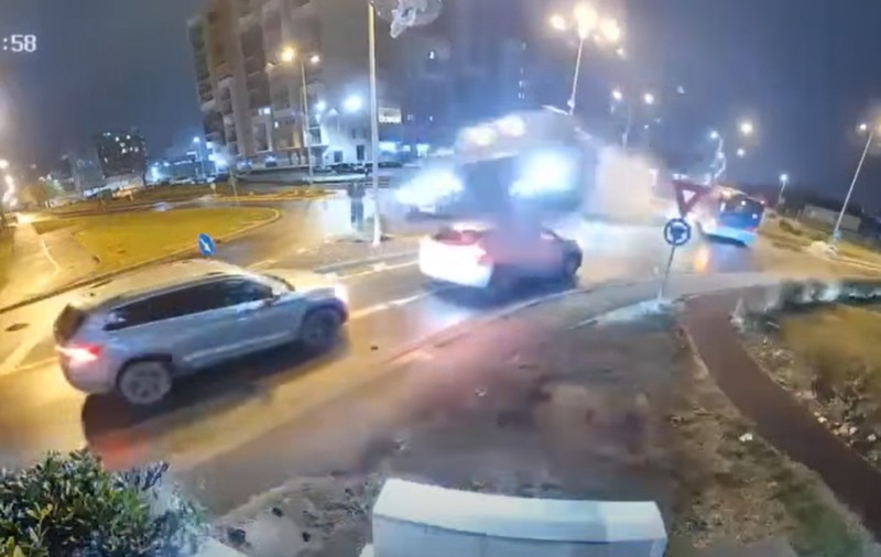Momentul în care un șofer din Oradea a zburat cu mașina peste un sens giratoriu și alte două mașini