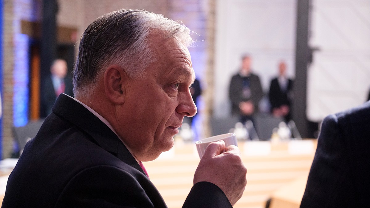 Viktor Orban cu o ceașcă de cafea în mână.