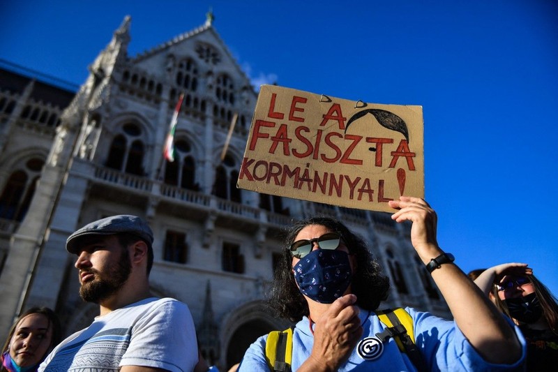 „Jos cu guvernul fascist!” - mesajul de pe pancarta unui protestatar, la manifestația de luni FOTO: Profimedia