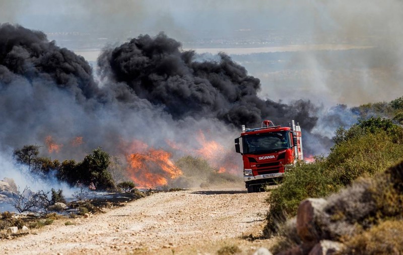 Sute de persoane, evacuate în timpul unui incendiu major de vegetație în Cipru. Doi oameni au fost găsiți morți în mașină