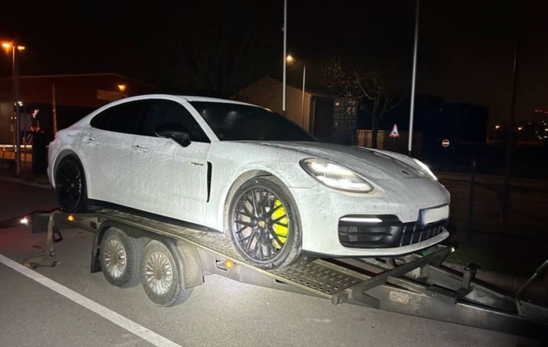 Un Porsche Panamera e-Hybrid, trimis pe platformă din România, nu a mai ajuns în Spania. Șoferul nu a avut 21.630 de euro pentru taxele cerute în Germania