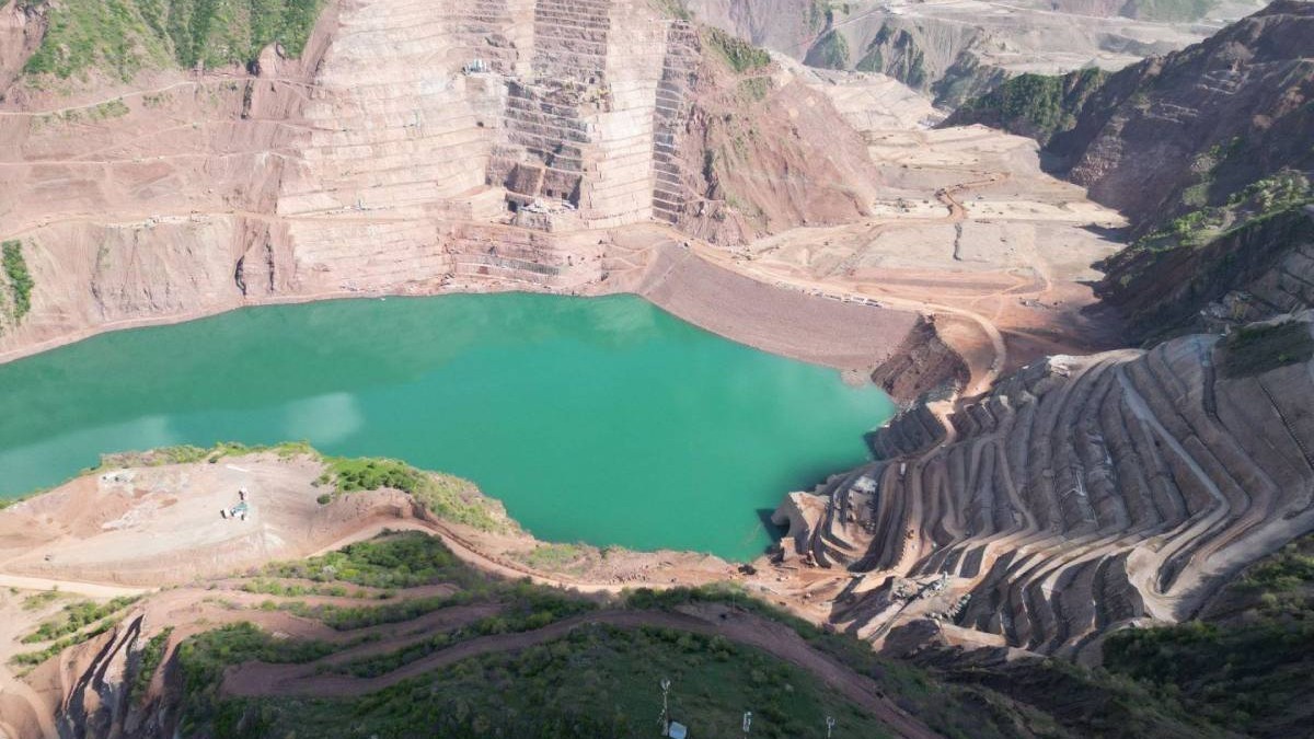 Lucrări la Hidrocentrala Rogun, care va fi cel mai înalt baraj din lume, vedere aeriană. Proiectul început în 1976 mai are nevoie de 6,29 miliarde de dolari