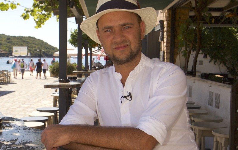 EXCLUSIV | Cosmin Seleși a avut parte de o petrecere surpriză în Grecia. Aniversare în deplasare