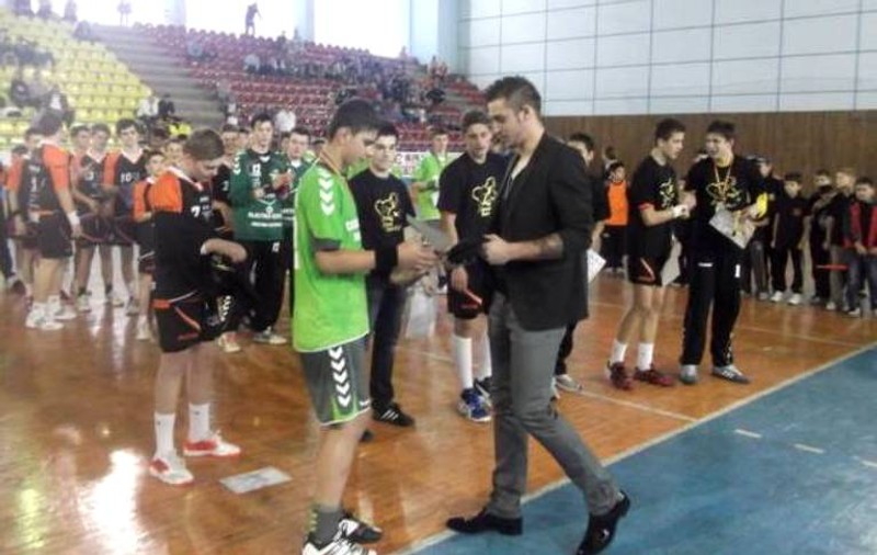 Alexandru Csepreghi, jucătorul echipei HCM Constanţa, i-a premiat pe medaliaţii campionatului naţional de juniori