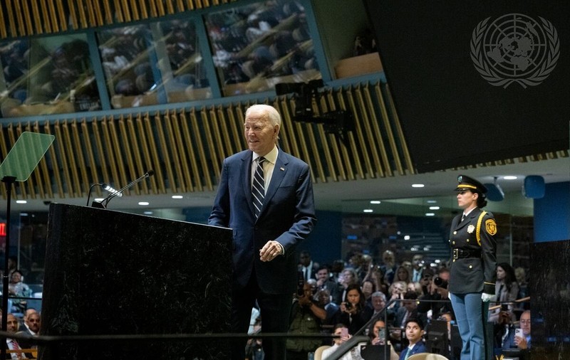 Povestea româncei care a stat 40 de minute nemișcată în spatele lui Joe Biden, la sediul ONU. Ștefana l-a escortat și pe Volodimir Zelenski